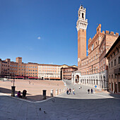 Piazza del Campo with Palazzo Pubblico town hall and Torre del Mangia Tower, Siena, UNESCO World Heritage Site, Siena Province, Tuscany, Italy, Europe