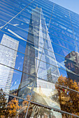 1 WTC oder One World Trade Center reflektiert in einer Glasscheibe, National September 11 Memorial and Museum, World Trade Center site, Mahnmahl fuer die Opfer der Terroranschlaege in New York, downtown Manhattan, New York City, USA, Amerika