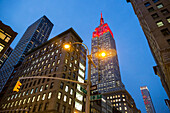 5th Avenue, 5, E 31 Street, Strassenecke, Kreuzung, Ampel, Empire State Building, Daemmerung, Manhattan, New York City, USA, Amerika