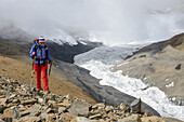 Junge Frau, Trekker wandert vor dem Gletscher des Purbung Himal (6500 m) auf dem Weg von Nar ueber den Teri La ins Mustang, Nepal, Himalaya, Asien