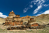 Stupa bei Ghami, Ghemi, tibetische Ortschaft mit buddhistischem Kloster am Kali Gandaki Tal, dem tiefsten Tal der Welt, fruchtbare Felder gibt es in der Hochwueste nur durch ein ausgekluegeltes Bewaesserungssystem, Mustang, Nepal, Himalaya, Asien