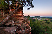 Blick in Richtung Busenberg, Drachenfels, Dahner Felsenland, Naturpark Pfaelzer Wald, Rheinland-Pfalz, Deutschland