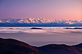 Blick vom Belchen ueber den Nebel bis zu den Alpen mit Eiger, Moench und Jungfrau, Suedlicher Schwarzwald, Baden-Wuerttemberg, Deutschland