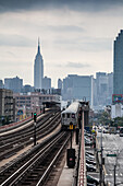 U-Bahn in Brooklyn, Empire State Building, Manhattan, New York, USA