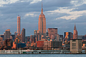 Hudson River, Blick nach Midtown, Empire State Building, Manhattan, New York, USA