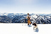 Skitourengeher mit Hund im Ammergauer Gebirge, Blick zum Plansee, Oberbayern, Deutschland