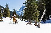 Skitourengeher mit Hund im Ammergauer Gebirge, Oberbayern, Deutschland