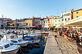 Boote und Cafes im Hafen von Rovinj, Istrien, Kroatien