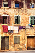 Wäscheleinen an alter Fassade, Rovinj, Istrien, Kroatien