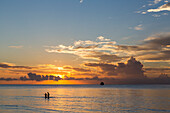 Zwei Badende im Wasser, Sonnenuntergang, Meeru Island Resort, Meerufenfushi, Nord-Male-Atoll, Malediven