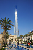 Spaziergänger vor dem Burj Khalifa, Downtown, Dubai, Vereinigte Arabische Emirate, VAE