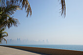 Palmwedel auf Palm Jumeirah vor dem Stadtteil Dubai Marina, Dubai, Vereinigte Arabische Emirate, VAE