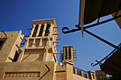 Windtürme in traditioneller Bauweise, Madinat Jumeirah, Dubai, Vereinigte Arabische Emirate, VAE