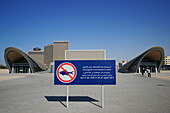 Kein Fisch, Schild vor der Dubai Metro, U-Bahn, Deira, Dubai, Vereinigte Arabische Emirate