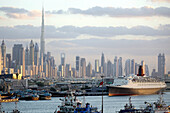 Hafen, Port Rashid, Cruise Terminal, Queen Elizabeth 2, QE2, Skyline, Burj Khalifa, Dubai, Vereinigte Arabische Emirate, VAE