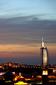 Al Barsha, Burj Al Arab, Dämmerung, Dubai, Vereinigte Arabische Emirate, VAE