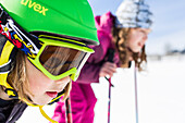 Mädchen und Junge beim Skifahren auf der Piste, Pfronten, Allgäu, Bayern, Deutschland