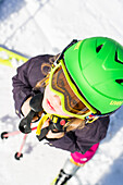 Junge blickt nach oben während dem Skifahren auf der Piste, Pfronten, Allgäu, Bayern, Deutschland