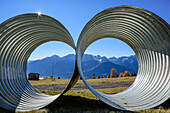 Blick durch zwei große Metallrohre auf Gebirgskulisse, Schobergruppe, Hohe Tauern, Osttirol, Tirol, Österreich