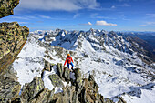 Frau steigt über Klettersteig zum Glödis auf, Petzeck im Hintergrund, Glödis, Schobergruppe, Hohe Tauern, Nationalpark Hohe Tauern, Osttirol, Tirol, Österreich