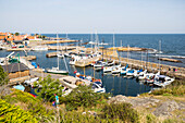 Segelboote im Hafen von Gudhjem, dänische Ostseeinsel, Ostsee, Insel Bornholm, Gudhjem, Dänemark, Europa