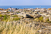 Familie laufen entlang der Küste, Schärenartige Küste, Badebucht, Sommer, dänische Ostseeinsel, Ostsee, Insel Bornholm, Svaneke, Dänemark, Europa
