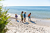 Kinder spielen amTraumstrand zwischen Strandmarken und Dueodde, feiner weisser Sand, Sommer, dänische Ostseeinsel, Ostsee, Insel Bornholm, Strandmarken, Dänemark, Europa