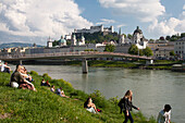Fußgängerbrücke Makartsteg über die Salzach, Altstadt und Festung Hohensalzburg, das historische Zentrum der Stadt Salzburg, UNESCO Welterbestätte, Österreich