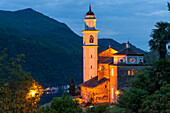 Vico Morcote mit Kirche bei Dämmerung, Luganer See, Lago di Lugano, UNESCO Welterbestätte Monte San Giorgio, Tessin, Schweiz