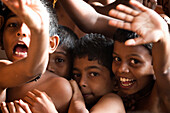 Kinder stehen zusammengedrängt beieinander, Thiruvananthapuram, Kerala, Indien