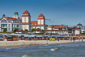 Kurhaus und Ostseeküste im Ostseebad Binz, Insel Rügen, Mecklenburg Vorpommern, Deutschland
