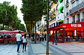 Straßencafes in der Avenue des Champs-Elysées am Abend, Paris, Frankreich