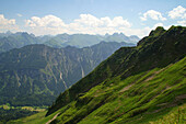Blick auf die grünen Gipfel der Allgäuer Berge im Sommer, Oberstdorf, Deutschland