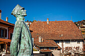 statue du heros de bande dessinee corto maltese dans le village de grandvaux, personnage cree par hugo pratt, region inscrite sur la liste du patrimoine mondial de l'unesco depuis 2007, grandvaux, canton de vaud, suisse