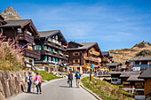 touristes et randonneurs se promenant dans le centre du village de bettmeralp, station de ski, bettmeralp, canton du valais, suisse