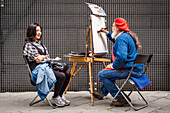 portraitiste de rue realisant le portrait d'une touriste asiatique au pied de la galerie des offices, florence, toscane, italie, union europeenne