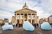 ice watch, une montre de glace constitue de  douze  icebergs du groenland devant le pantheon, installation de l'artiste islando danois, olafur eliasson symbolisant le rechauffement climatique, paris, 5 eme arrondissement, (75), ile de france