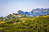 village of suzette and the dentelles de montmirail, vaucluse (84), paca, provence alpes cote d'azur, france