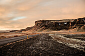 Ringstraße und Berge bei Sonnenuntergang, Winter, Kalt, Südisland Island