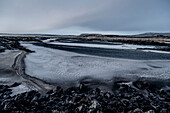 Steine und Moos entlang der Ringstraße, Berge im Hintergrund, Frost, Winter, Kalt, Island