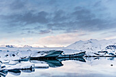 Jökulsarlon bei Sonnenuntergang, Eisberge im Gletschersee, Vatnajökull Gletscher in Winter, Island