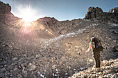 Wanderer blickt in Richtung des Aufstiegs des voderen Drachenkop, Berg, Mieminger Kette, Zugspitze Region, Sonne, Alpen, Tirol, Österreich