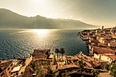 Ufer von Limone Sul Garda bei Sonnenaufgang, Gardasee, Alpen, Lombardei, Italien
