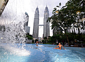 an den Petronas Towers in Kuala Lumpur, Malaysia