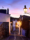 Gasse in Monsaraz im Abendlicht, Alentejo, Portugal