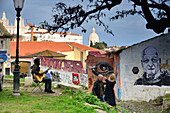 Wandmalerei und Musiker in der Alfama, Lissabon, Portugal