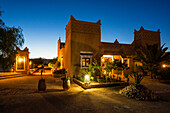 Hotel im Kasbah-Stil bei Dämmerung, blaue Stunde, Boumalne-du-Dades, Dades-Tal, Sahara, Marokko
