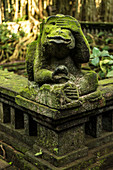 Balinesischer Tempeleingang mit Affenstatuen im Stadttempel von Ubut, Bali, Indonesien