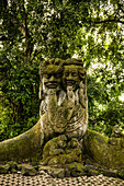 Balinesischer Tempel Figuren Frauenköpfe aus Stein im Stadttempel von Ubut, Bali, Indonesien