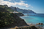 Küstenstraße an zerklüfteter Küste im Anaga Gebirge, Taganana, Teneriffa, Kanarische Inseln, Kanaren, Spanien